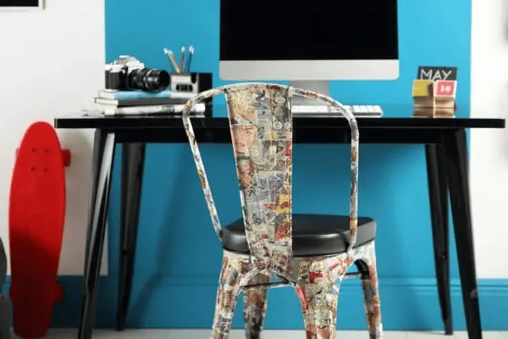 Une chaise en métal customisée avec des bandes dessinées