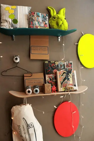 Deux skateboards en guise d'étagère