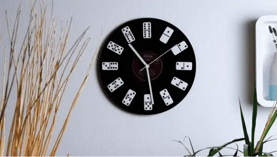 Une horloge conçue avec des dominos et un vieux vinyle