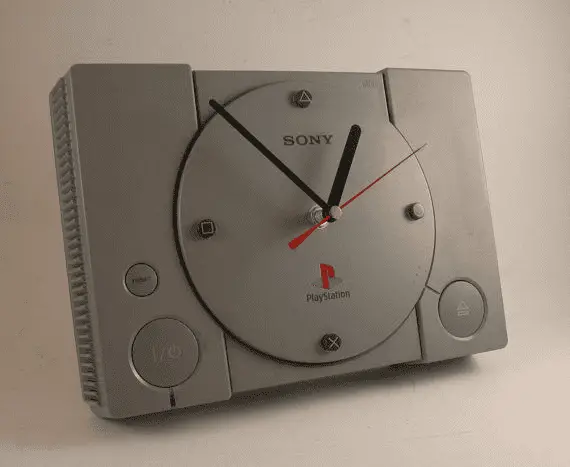 Une vieille PlayStation, un kit d'horloge et voici une belle horloge de bureau