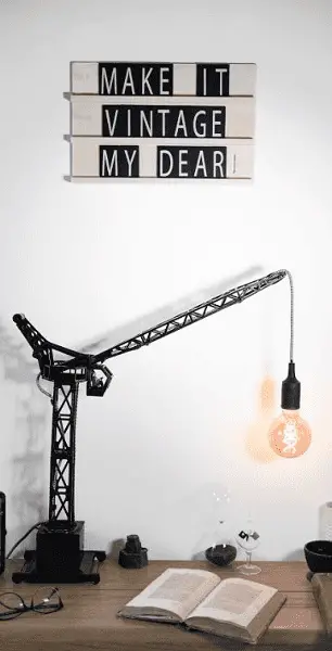 Une grue pour enfant métamorphosée en lampe design