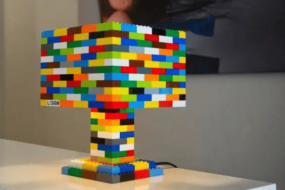 Une lampe aux lignes contemporaines élaborée avec des Lego