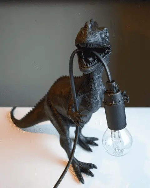 Une jolie lampe réalisée avec un T-rex