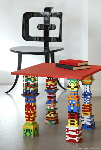 Une table basse avec des pieds en Lego