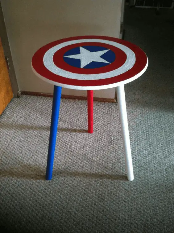 Une table à l'effigie du bouclier de Captain America