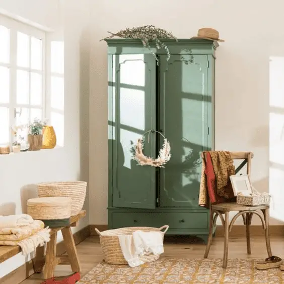 Une armoire parisienne de couleur verte dans un salon