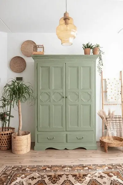 Une armoire rustique vert d'eau