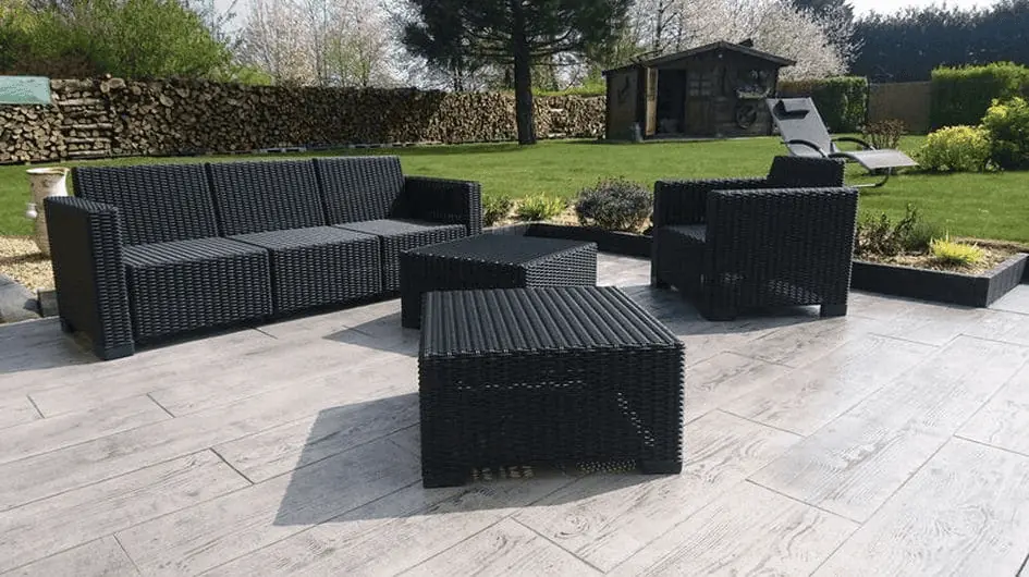 L’imitation bois du béton imprimé contribue à l’aspect chaleureux de cette terrasse