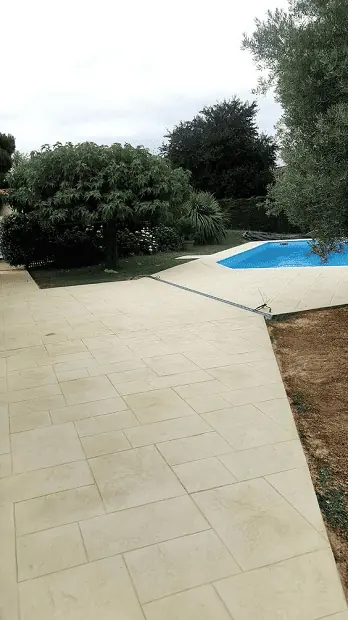 Au lieu d’installer un carrelage glissant au bord de la piscine, le béton imprimé est une très belle alternative