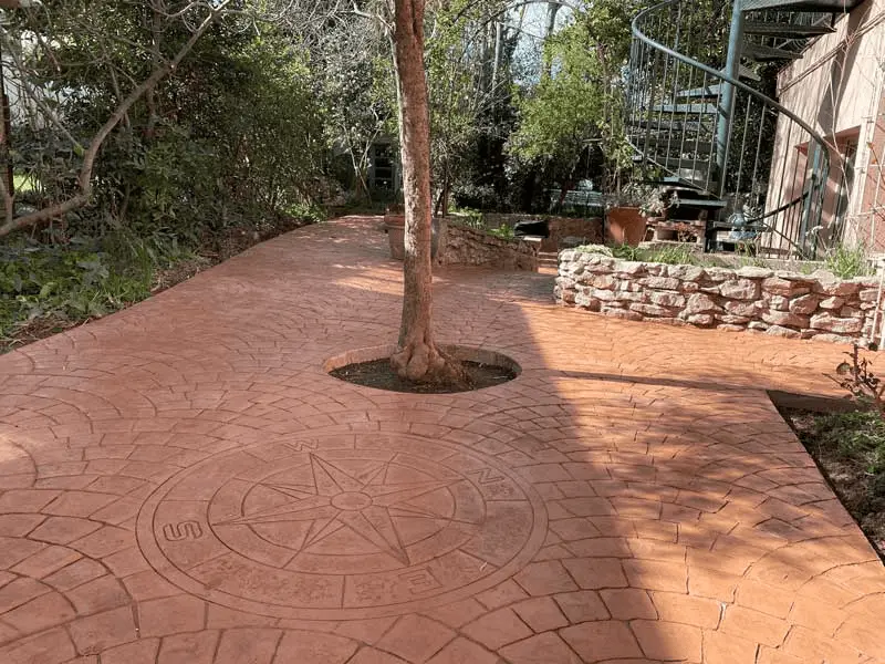 Le béton imprimé peut être coloré, comme ici avec ce sol terracotta d’inspiration méditerranéenne 