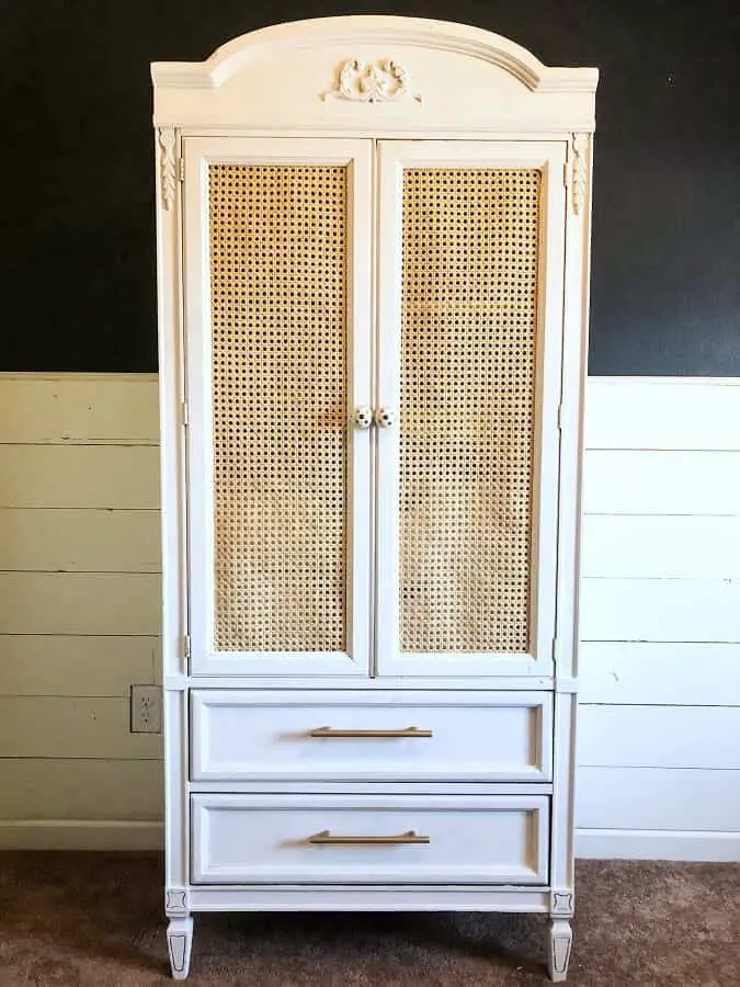 Une armoire ancienne relookée avec du cannage