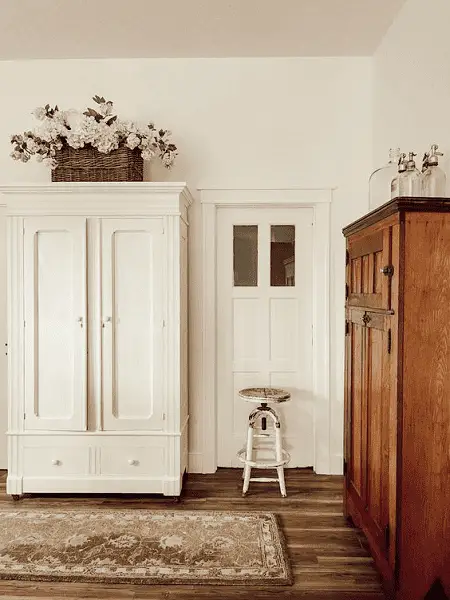 Une armoire blanche dans un salon