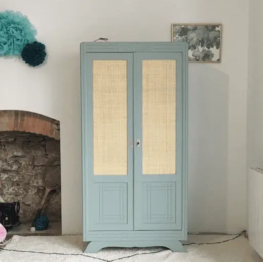 Une armoire en bois vintage revisitée avec une peinture bleue et de la toile de jute