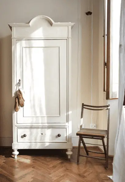 Des chaussons de danse noués à la clé de la porte de l'armoire