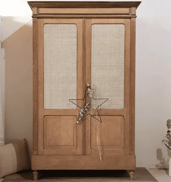 Une armoire en chêne modernisée avec du cannage