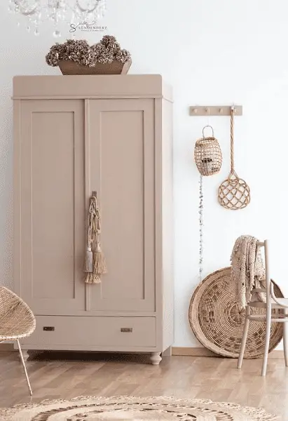 Des fleurs et des pompons pour cette belle armoire en bois de la cuisine