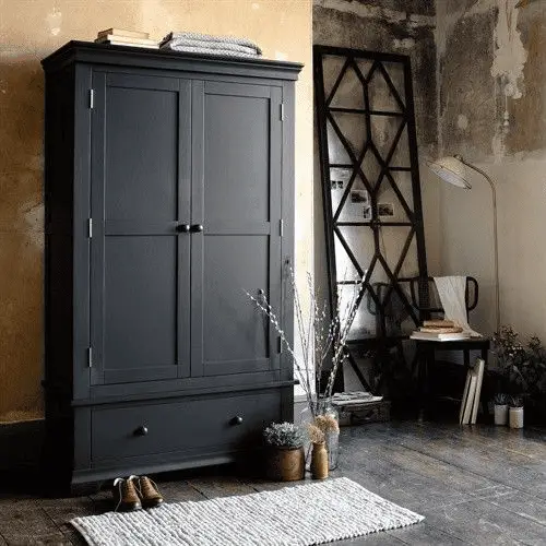 Une armoire gris anthracite pour styliser le décor