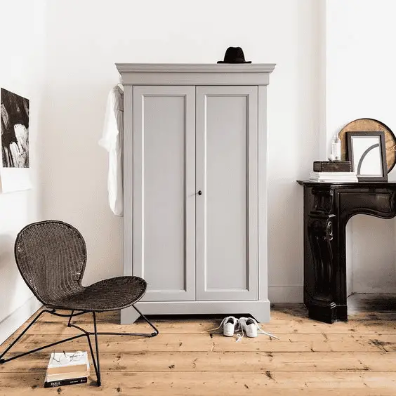 Une petite armoire gris clair dans le salon