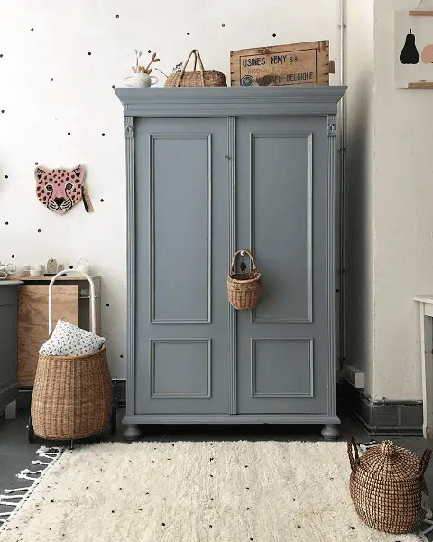 Un gris profond pour cette armoire en bois qui s'intègre avec brio dans une chambre d'enfant