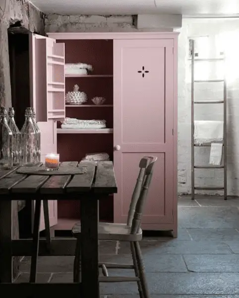 Une armoire en bois massif teintée de rose pour égayer la salle à manger