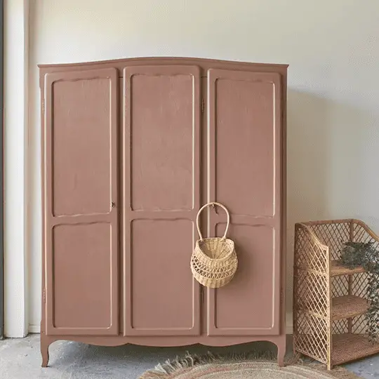 Une grande armoire rustique peinte dans une nuance terracotta pour réveiller l'entrée