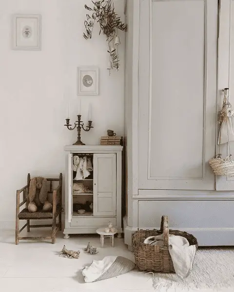 Une armoire parisienne gris nuage parfait dans la chambre de bébé