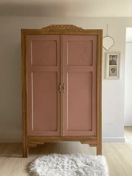 Ici, seulement les portes ont été peintes dans un vieux rose très élégant qui s'accorde parfaitement à la couleur du bois