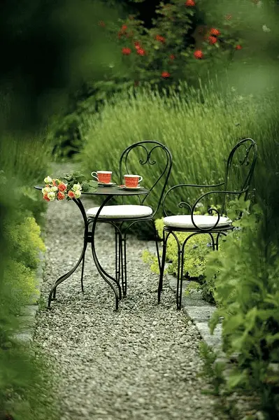 Une table en fer forgé peinte en noir