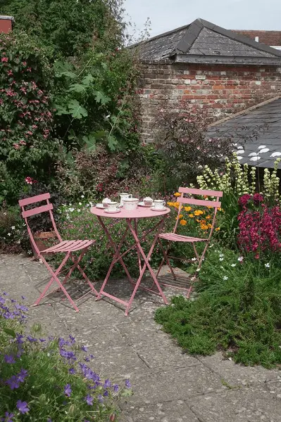 Un mobilier de jardin en métal revu avec du rose poudré