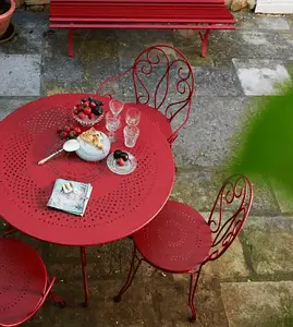 Du mobilier de jardin en métal rouge