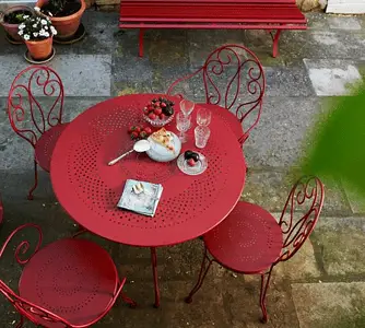 Du mobilier de jardin en métal rouge