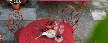 Du mobilier de jardin en métal rouge