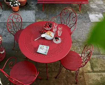 Du mobilier de jardin en métal rouge