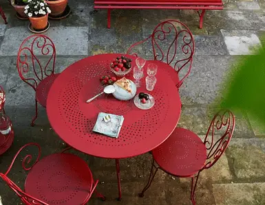 Du mobilier de jardin en métal rouge
