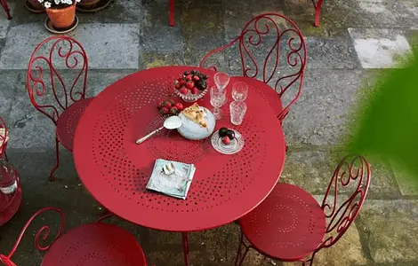 Du mobilier de jardin en métal rouge