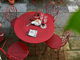Du mobilier de jardin en métal rouge