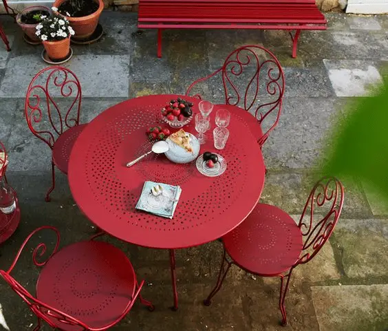 Du mobilier de jardin en métal rouge