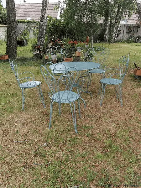 Un salon de jardin vert-gris