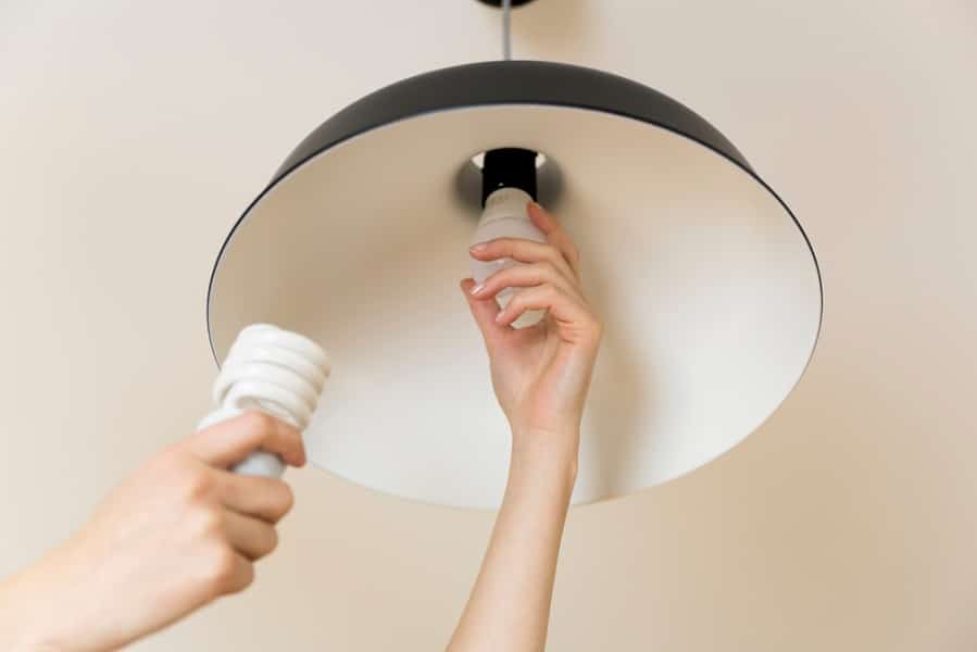 Remplacer une ampoule classique par une LED, un geste pour la planète