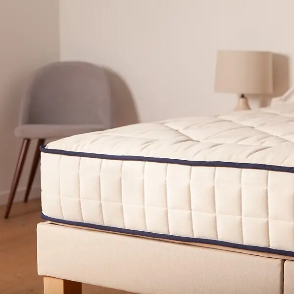 Le matelas en latex naturel est moelleux, sans être trop mou, afin d’apporter un maintien parfait du dos