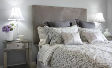 Chambre avec un lit