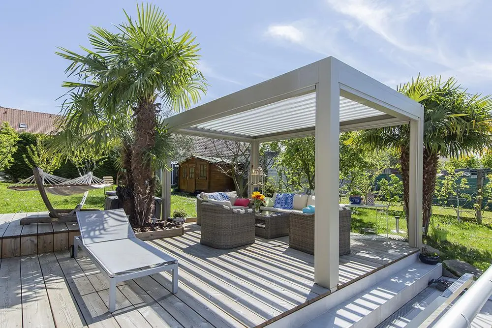 Pergola bioclimatique sur une terre