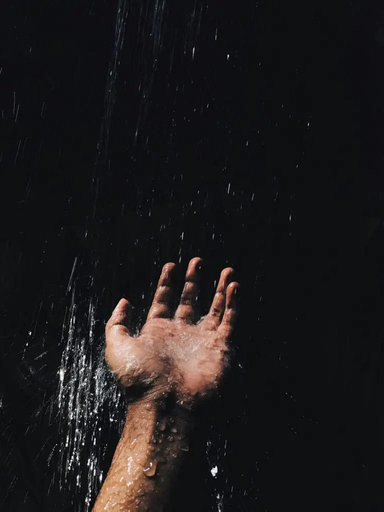 l'eau calcaire peut agresser la peau et les cheveux